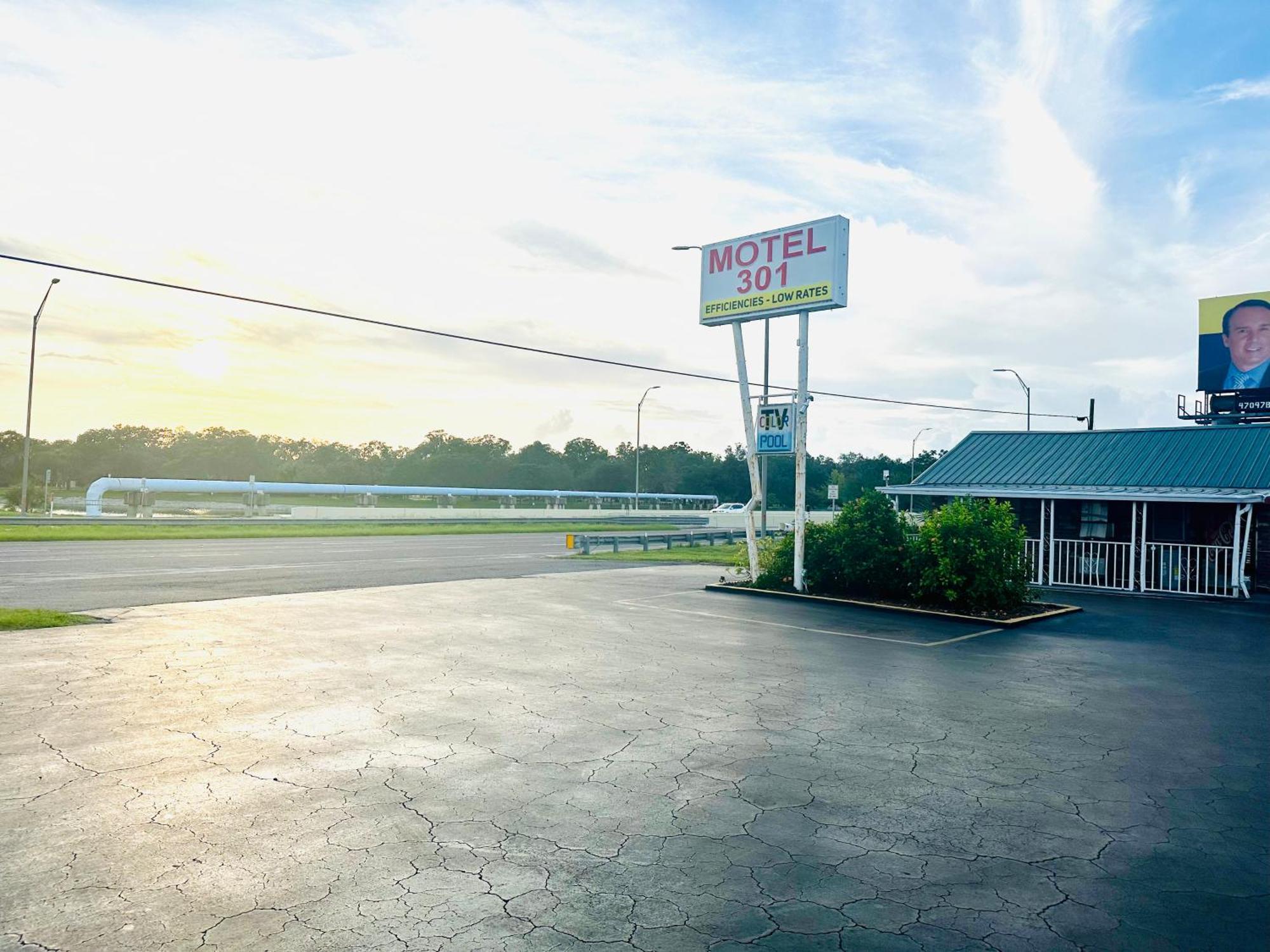 Motel 301 Orient Park Екстериор снимка